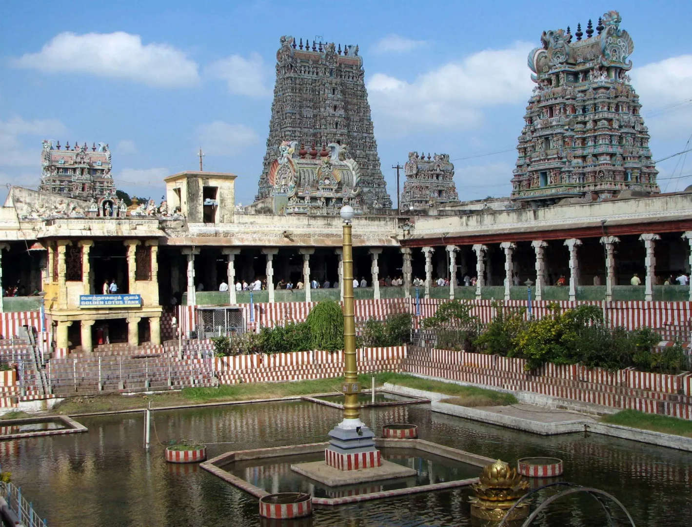 The Meenakshi Amman Temple is an awe-inspiring representation of Dravidian architecture. This temple complex is dedicated to Goddess Meenakshi and Lord Sundareswarar and is renowned for its towering gopurams (entrance towers) adorned with thousands of colorful sculptures depicting mythological tales.